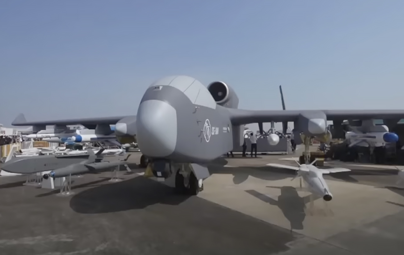 Китай вперше запустив гігантський &quot;авіаносець дронів&quot;, - Bloomberg